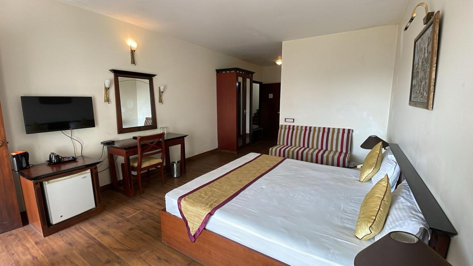 8Fold-Pinecrest By Larisa, Bhimtal Hotel Luaran gambar