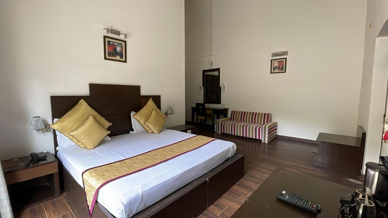 8Fold-Pinecrest By Larisa, Bhimtal Hotel Luaran gambar
